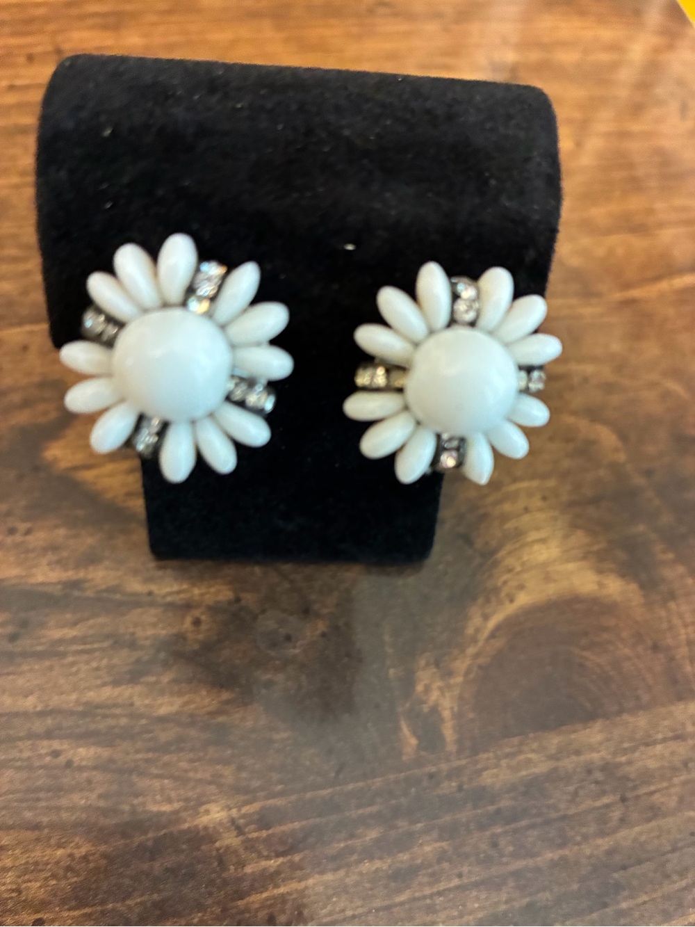 Pre-owned Vintage 1950s Milk Glass and Rhinestone Daisy Flower
Clip-on Earrings